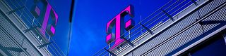 Deutsche Telekom Logo auf dem Dach der Konzernzentrale.