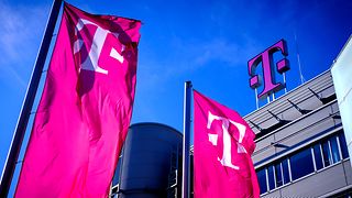 Deutsche Telekom Logo auf dem Dach der Konzernzentrale.