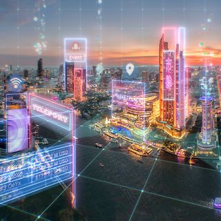 Eine futuristische Stadtansicht bei Sonnenuntergang mit digitalen Hologrammen, wie "Event", "Teleport" und "Marketplace" 
