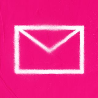 weißes Icon Briefumschlag auf magenta Untergrund