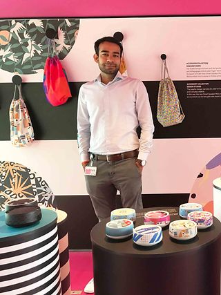 Ein Mann präsentiert den speziell designten Magenta Smart Speaker