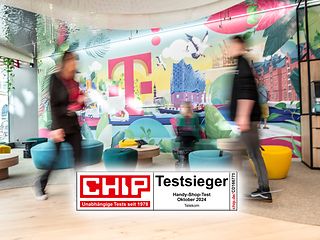 Wandmotiv des Flagship-Stores in Hamburg. Davor gehen zwei Kunden vorbei. Zusätzlich ist das Testsiegel von CHIP abgebildet. 