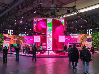 Rund 1.000 Quadratmeter Fläche, viele KI-basierte Innovationen und ein imposantes 3D-Logo: Der Stand der Telekom beim MWC.