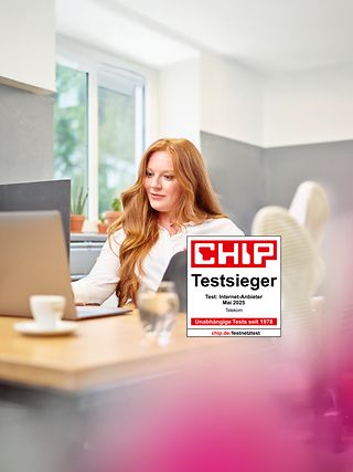 KI generiertes Schmuckbild Frau am Schreibtisch.